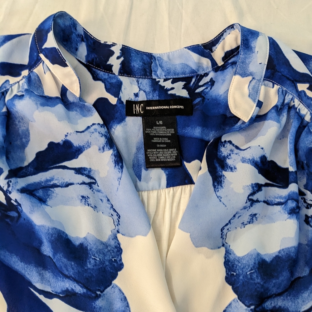 Blue and white floral blouse - large, EUC